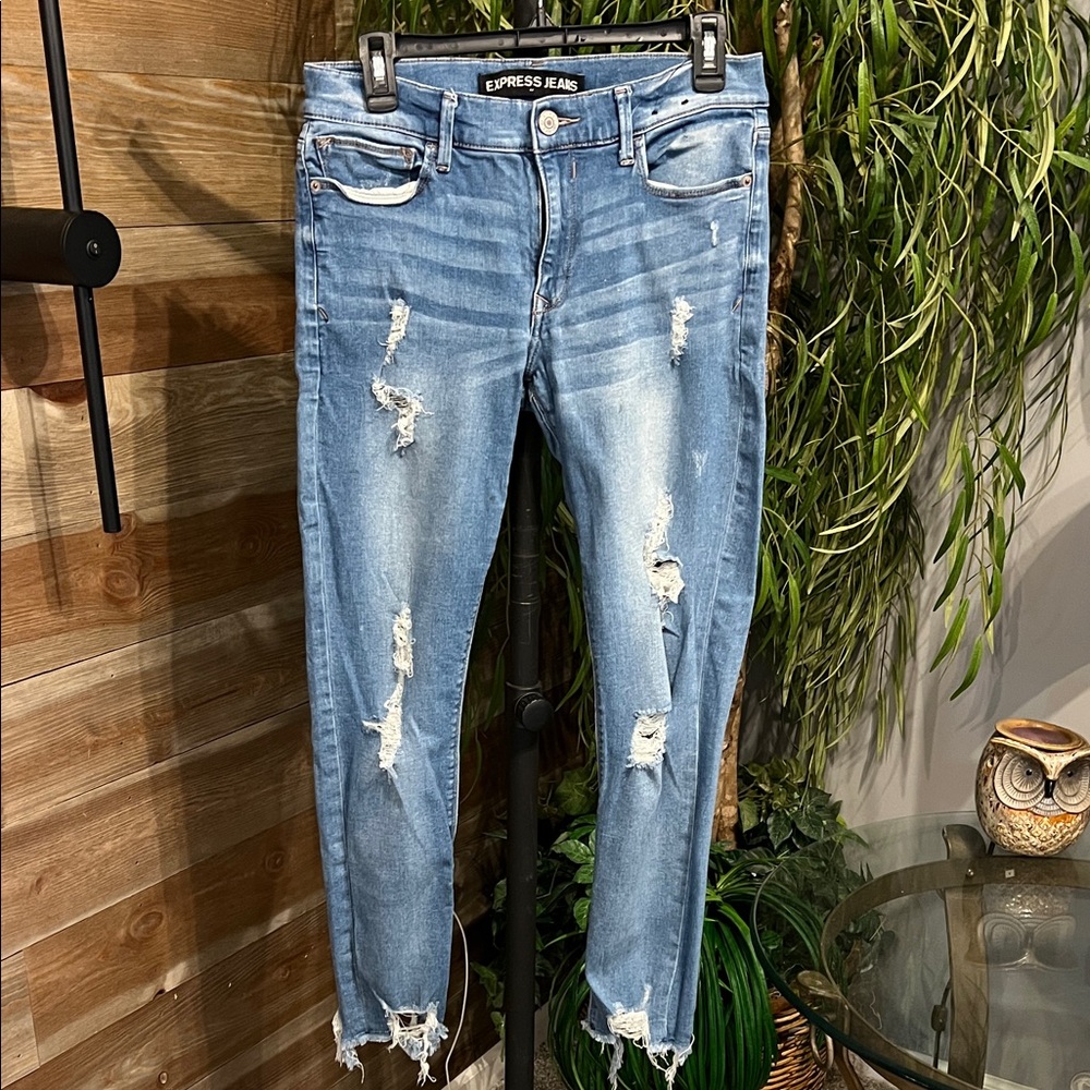 Express destructed mid rise skinny jeans. 10 - Picture 1 of 5